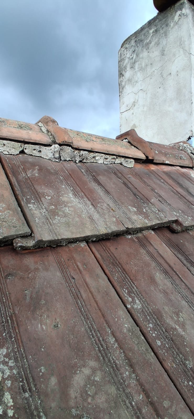 Uvolněné hřebenáče s rozpadlým maltovým ložem před opravou