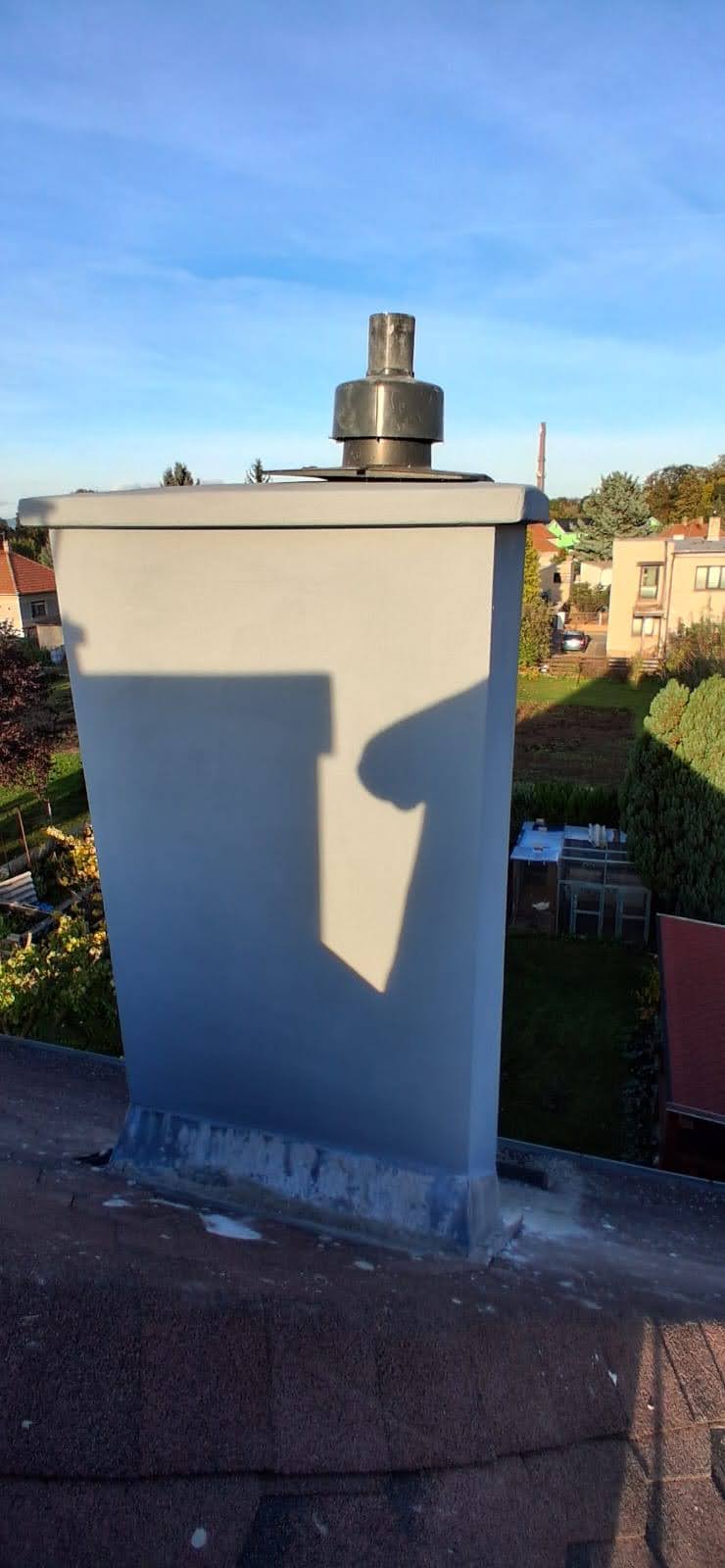 Opravený komín s novou mrazuvzdornou omítkou po dokončení prací