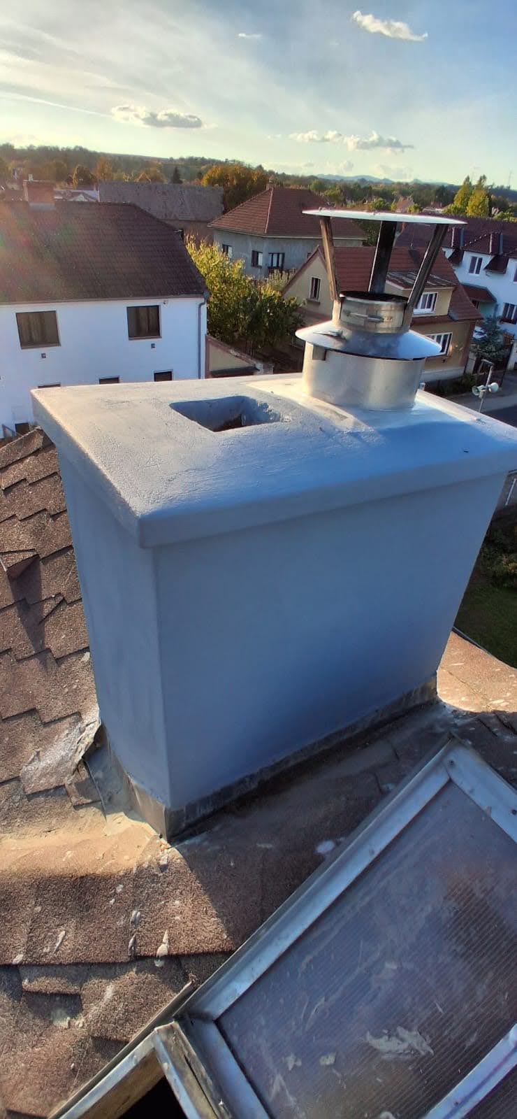 Opravený komín s dozdívkou a novými cihlami po dokončení zednických prací